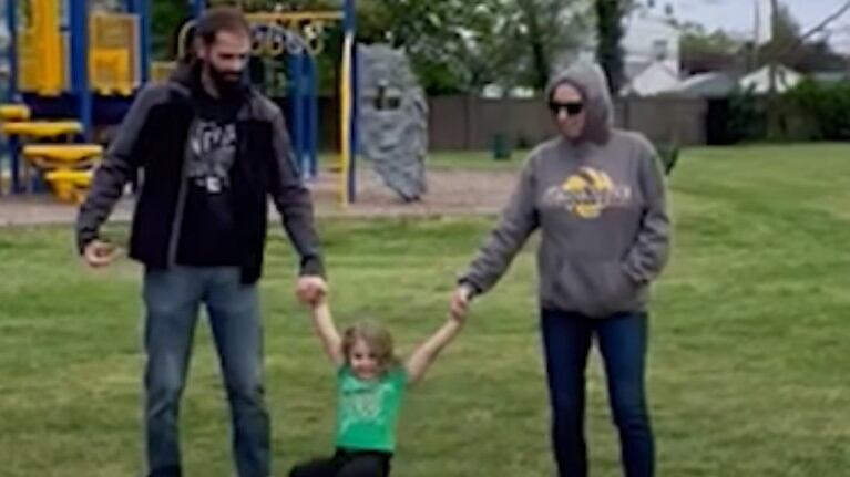 Estos padres intentan un reto viral con su hija, pero acaba en un fallo épico