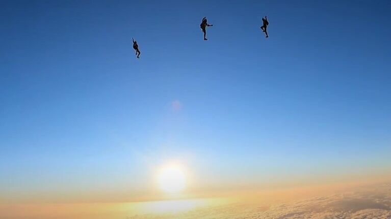 Estos paracaidistas atraviesan una cama de nubes de pie durante un salto