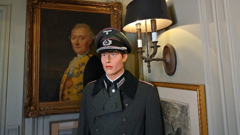 Estrella de la K-pop surcoreana se disculpa por fotos junto a uniforme nazi. Foto: AFP.
