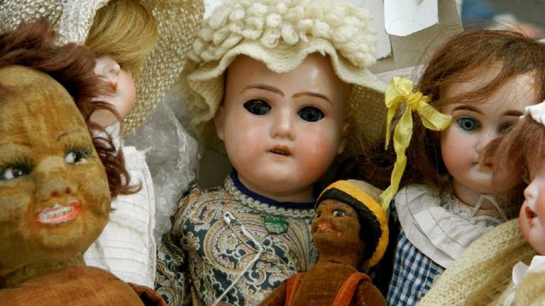 Estrena casa nueva y descubre habitación secreta llena de muñecas “espeluznantes”