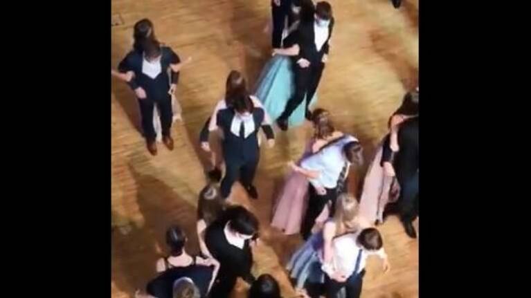 Estudiantes bailan espalda contra espalda en plena pandemia y causan indignación en las redes