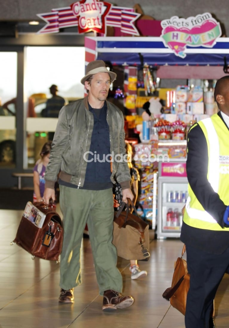 Ethan Hawke, agarrado infraganti por los paparazzi ¡con el dedo en la nariz!