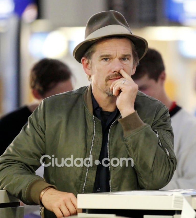 Ethan Hawke, agarrado infraganti por los paparazzi ¡con el dedo en la nariz!