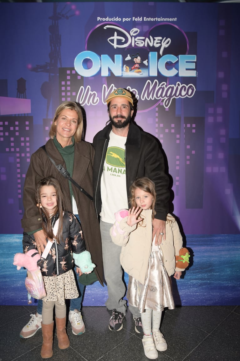 Eugenia Tobal y su familia en el estreno de Disney On Ice (Foto: Prensa).