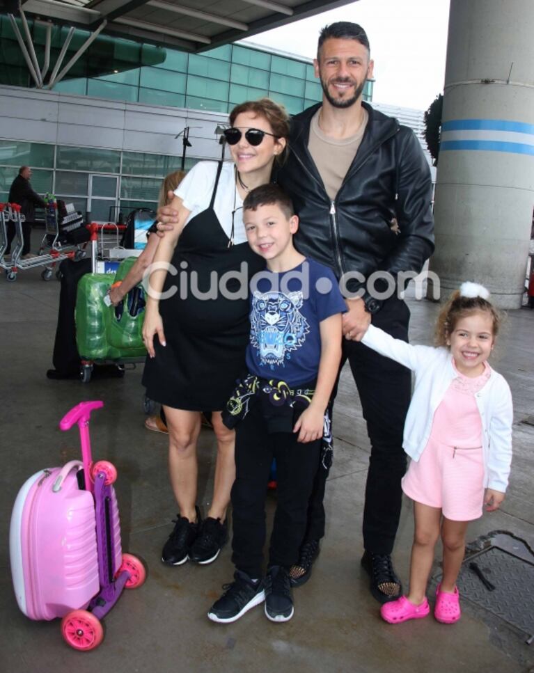 Eva Anderson y Martín Demichelis llegaron a la Argentina para pasar las Fiestas: súper panza de 7 meses y reencuentro familiar
