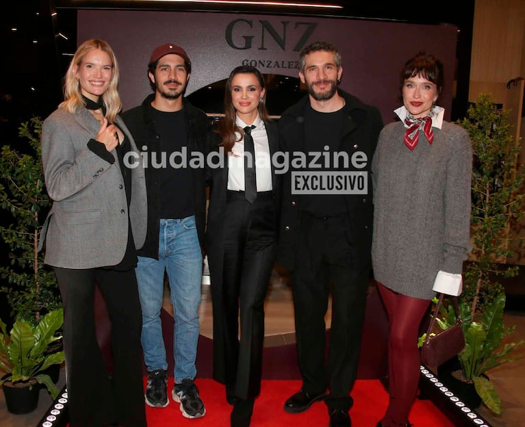Eva Bargiela, el Chino Darín, Celeste Cid, Michel Noher, Brenda Gandini en el evento de González (Foto: Movilpress).