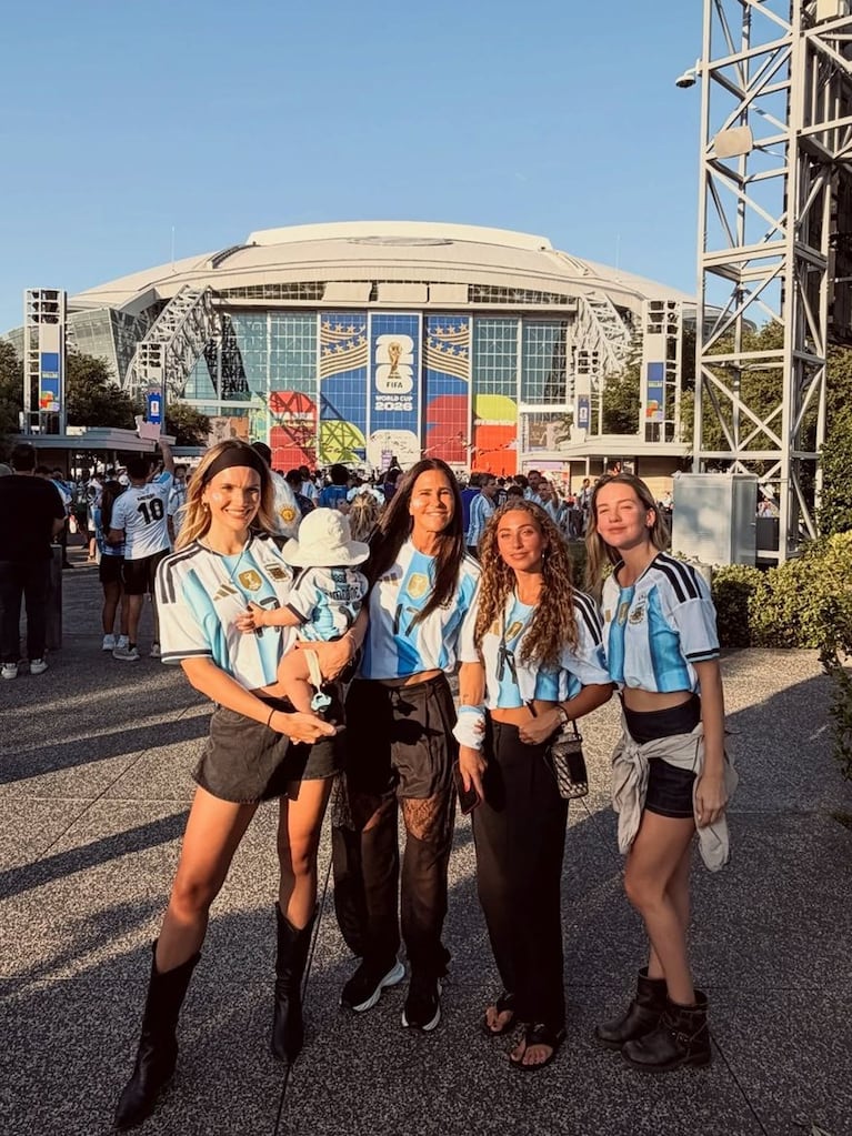 Eva Bargiela y Faustino, junto a Carolina Baldini y el resto del grupo, previo a otro partido de la Selección en el Mundial 2026. Fuente: Instagram @evabargiela