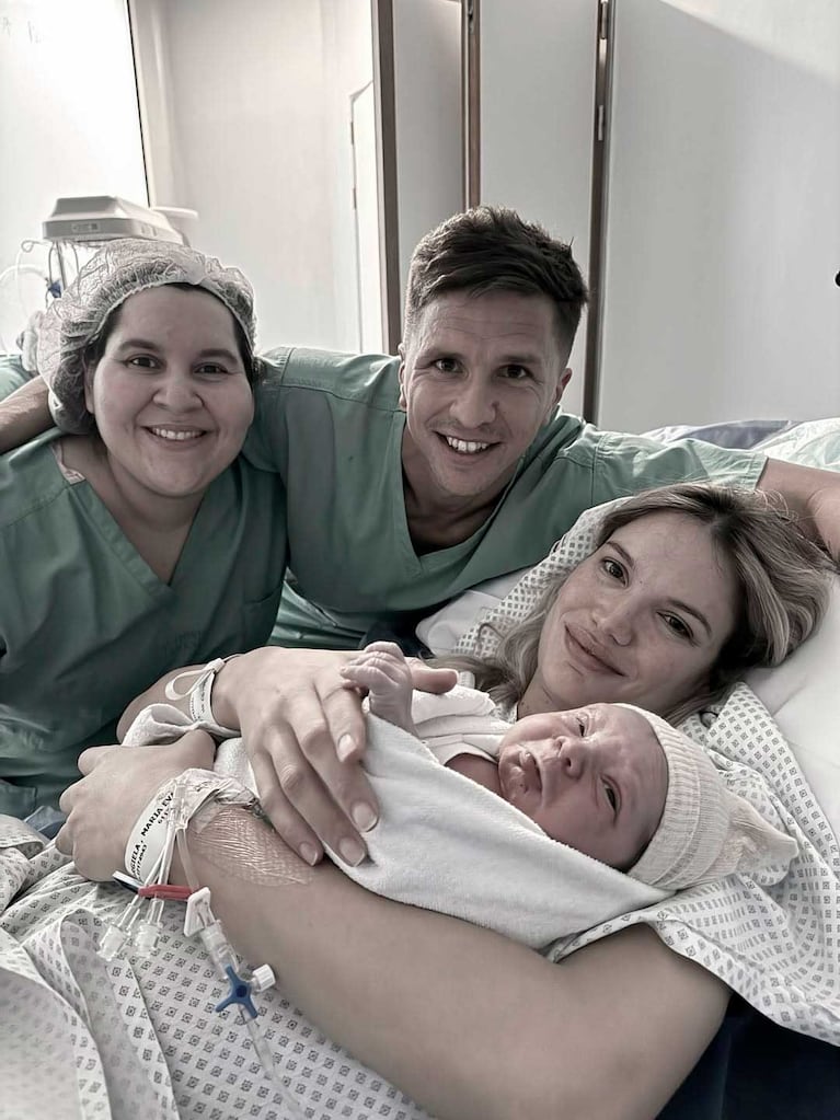 Eva Bargiela y Gianluca Simeone con el bebé Faustino (Foto: Instagram @evabargiela)