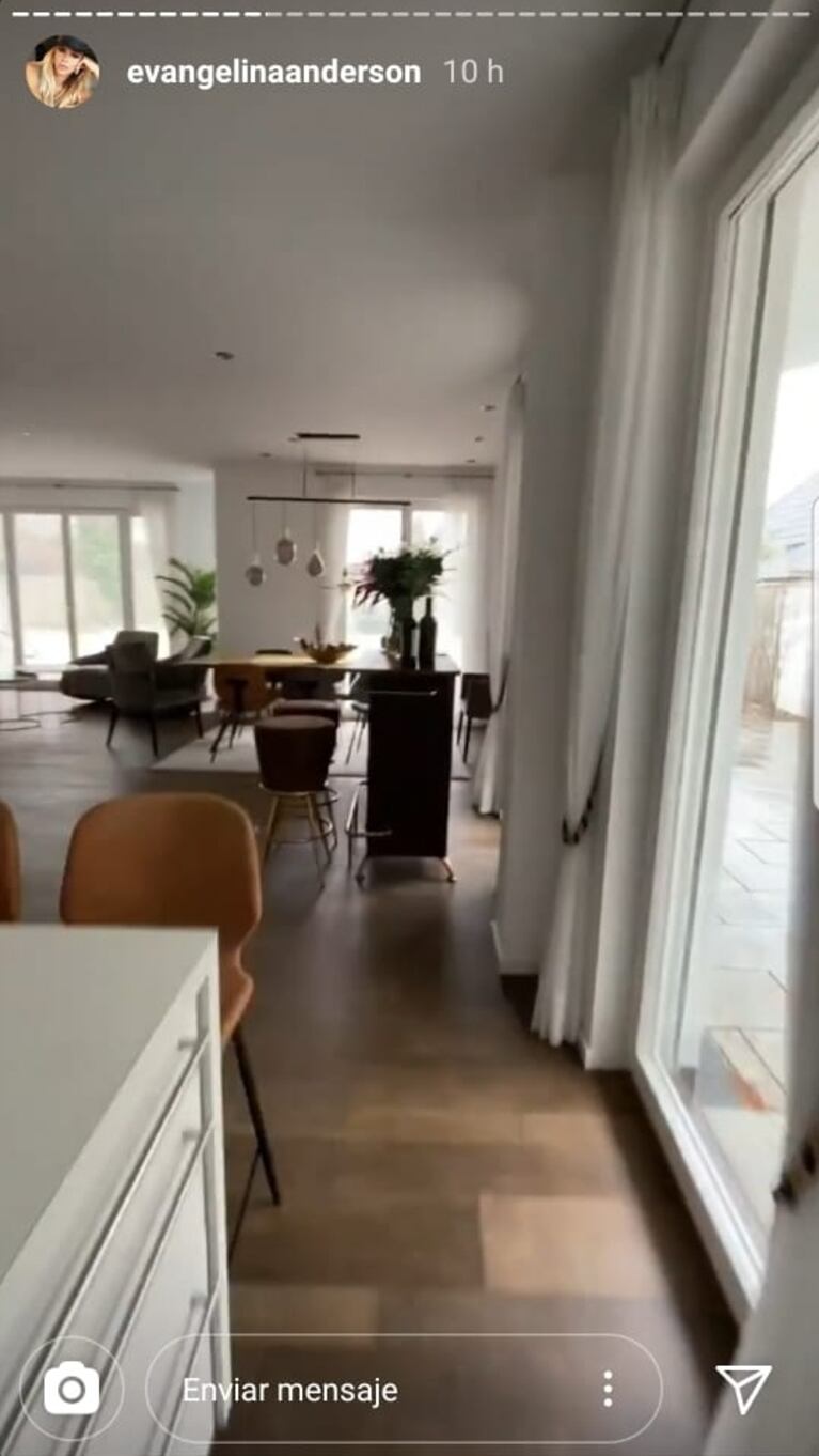 Evangelina Anderson dejó espiar la increíble sala de su espectacular mansión en Alemania