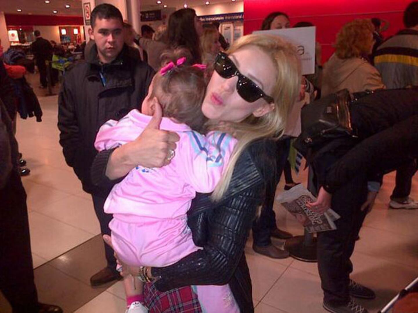 Evangelina Anderson, en Ezeiza. (Foto: Twitter Santiago Zeyen)