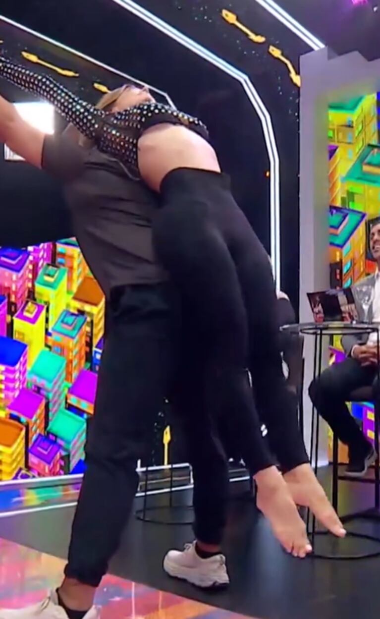 Evangelina Anderson impactó al mostrar en Los 8 escalones el estiramiento que hace con su personal trainer