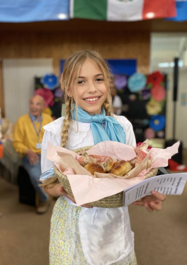 Evangelina Anderson se vistió de "tanguera" en Alemania para un acto escolar: "Aguante Argentina"