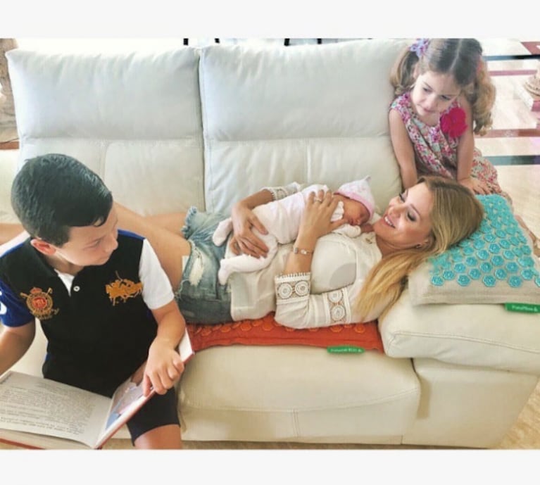  Evangelina Anderson y una foto súper tierna junto a sus tres hijos en Marbella, a un mes de dar a luz a Emma