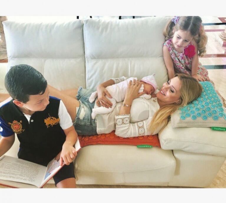 Evangelina Anderson y una foto súper tierna junto a sus tres hijos en Marbella, a un mes de dar a luz a Emma