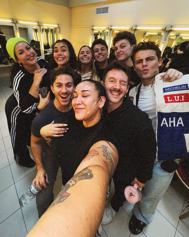 Evelyn Botto con el elenco de La Sirenita. (Foto: @evelynbotto)