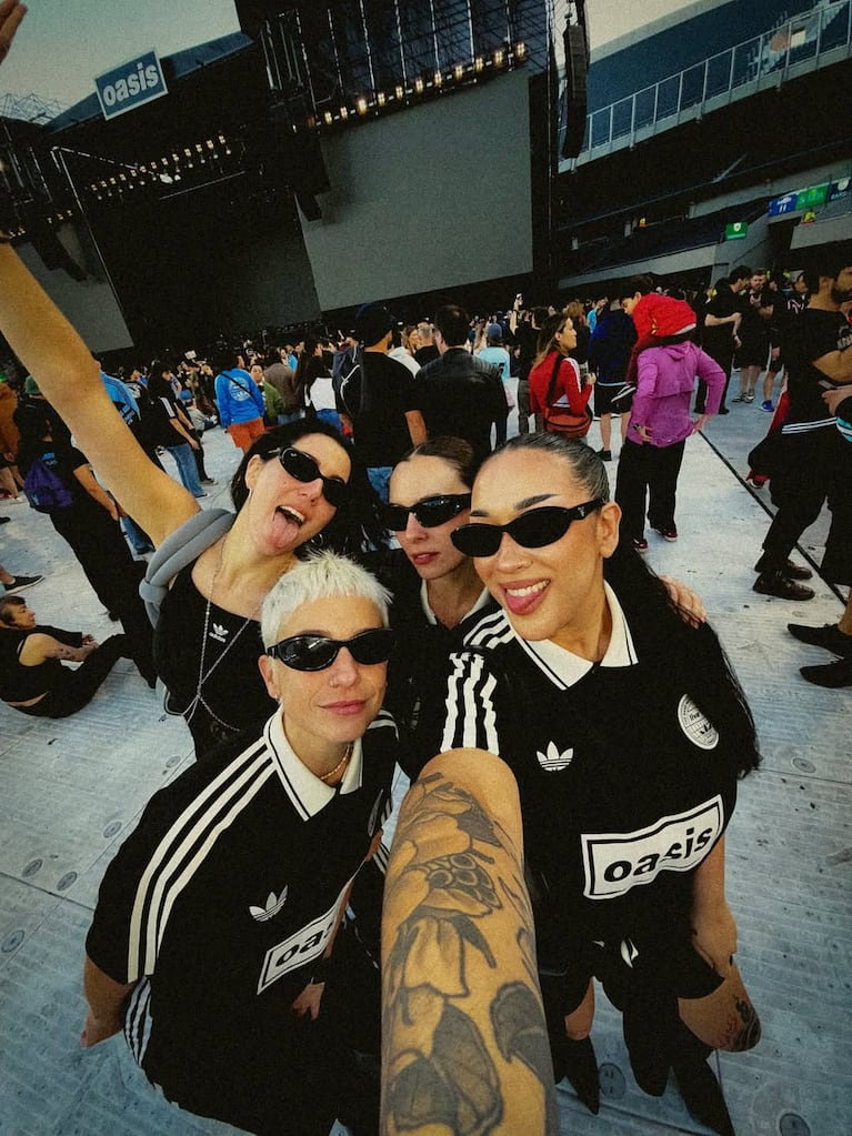 Evelyn Botto finge demencia y sube fotos con sus amigos en el show de Oasis: ¿y Fede Bal? | Créditos: Instagram @evelynbotto