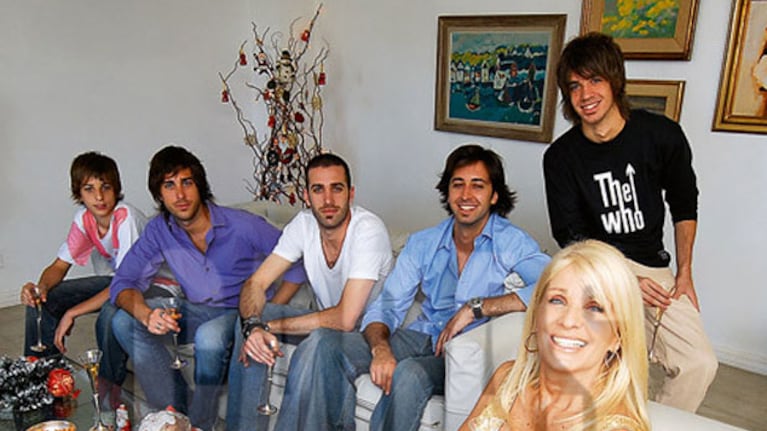 Evelyn Scheidl en su departamento, tiempo atrás, con sus cinco hijos. (Foto: revista Caras)