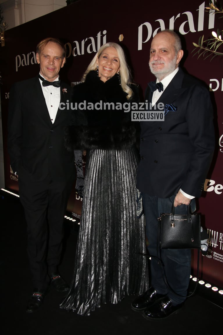 Evelyn Scheidl, Laurencio Adot y su pareja Damián Romero en la gala de una revista (Foto: Movilpress).