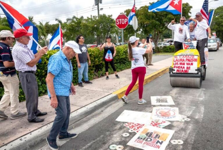 Exiliados cubanos en Miami pasan una aplanadora sobre discos de Laura Pausini