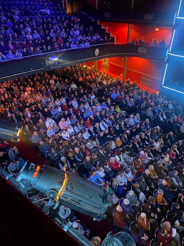 Éxito total: “Los 3 Tenores” colmó el Teatro Astral y Marcelo Arce anuncia función gratuita