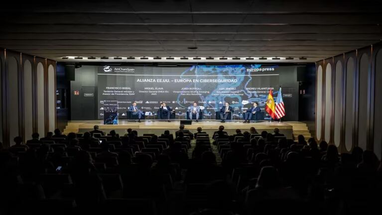 Expertos destacan la colaboración público-privada y la regulación para afrontar desafíos de la ciberseguridad