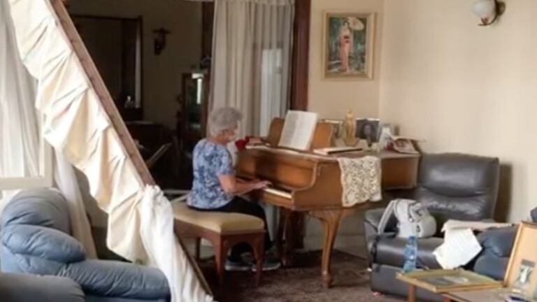 Explosión en Beirut: una mujer es grabada tocando el piano en medio de su casa destruida
