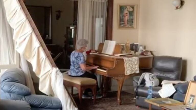 Explosión en Beirut: una mujer es grabada tocando el piano en medio de su casa destruida