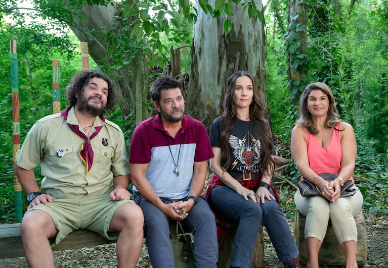 Ezequiel Sanz, Pablo Rago, Natalia Oreiro, Dalia Gutmann en "Campamento con mamá". (Foto: Netflix/Cleo Bouza)