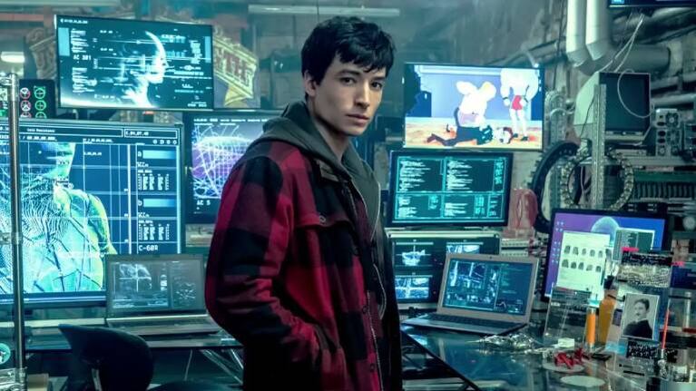 Ezra Miller fue acusado de robo y suma otro escándalo en la lista de escándalos con la Justicia
