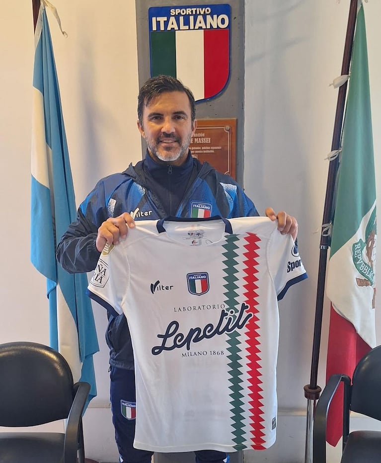 Fabián Cubero con la camiseta de Sportivo Italiano