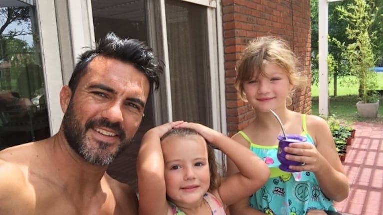 Fabián Cubero cumplió años, ¡y sus hijas lo sorprendieron con una súper chocotorta!: "Tan chiquitas y con sus propias manitos"