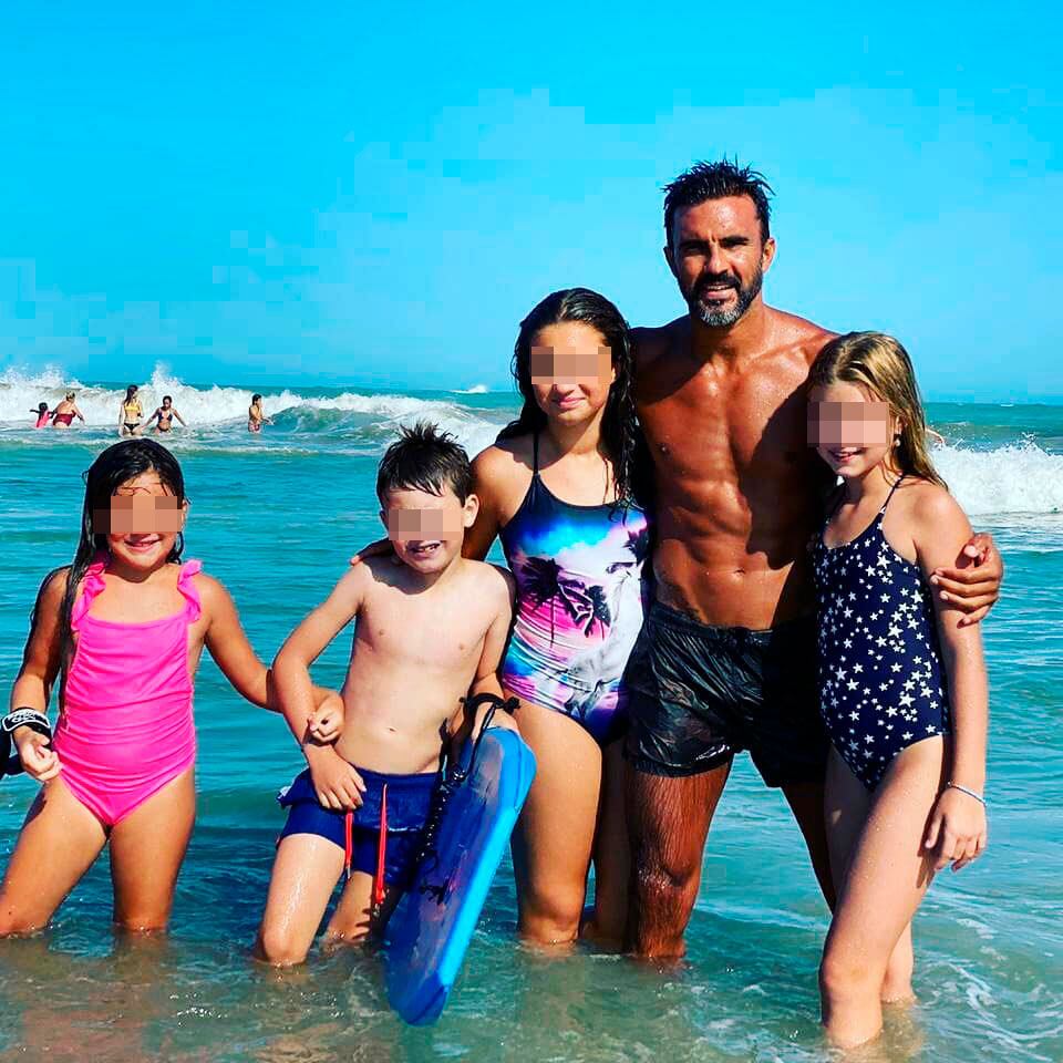 Fabián Cubero junto a sus hijas, Indiana, Allegra y Sienna, en Mar del Plata