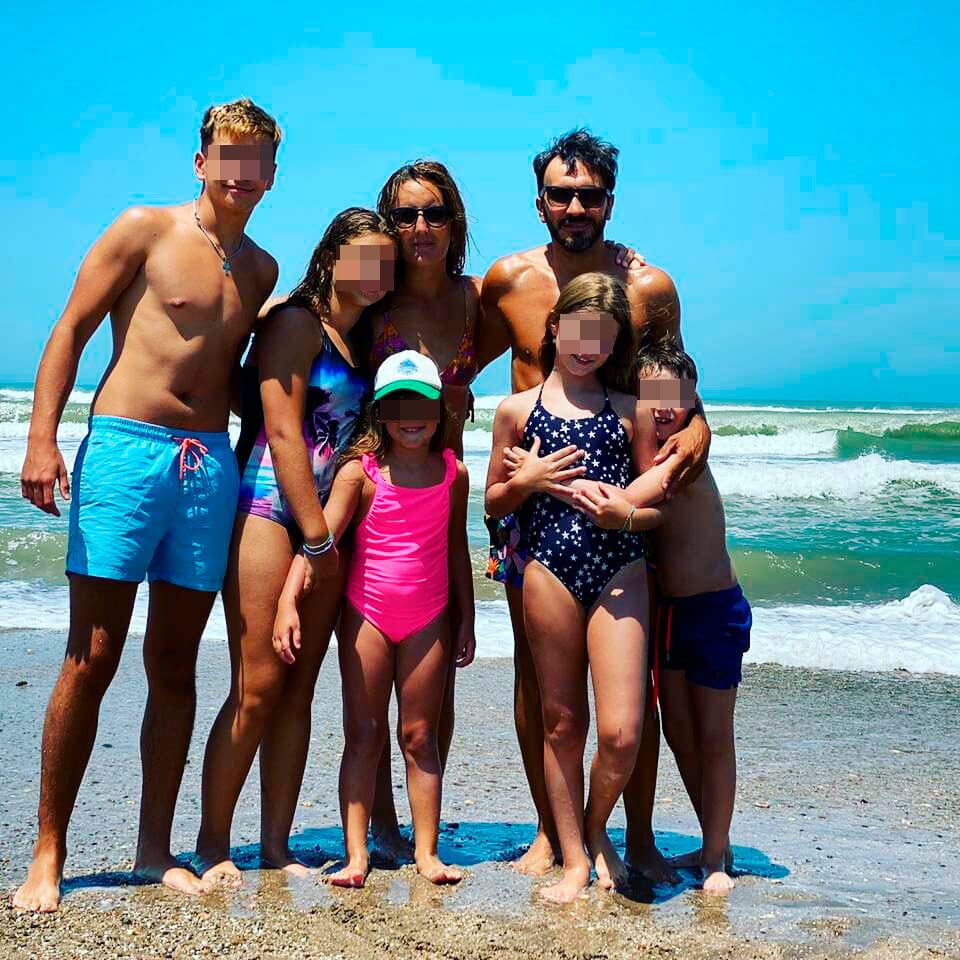 Fabián Cubero junto a sus hijas, Indiana, Allegra y Sienna, en Mar del Plata