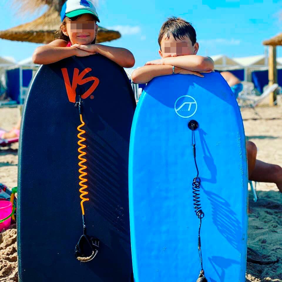 Fabián Cubero junto a sus hijas, Indiana, Allegra y Sienna, en Mar del Plata