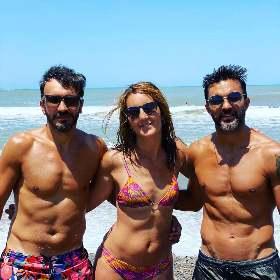 Fabián Cubero junto a sus hijas, Indiana, Allegra y Sienna, en Mar del Plata
