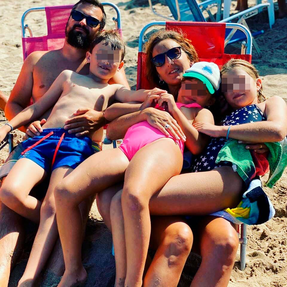 Fabián Cubero junto a sus hijas, Indiana, Allegra y Sienna, en Mar del Plata