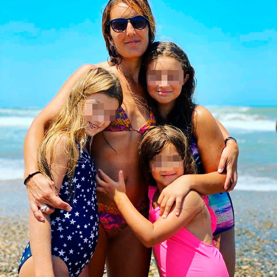 Fabián Cubero junto a sus hijas, Indiana, Allegra y Sienna, en Mar del Plata
