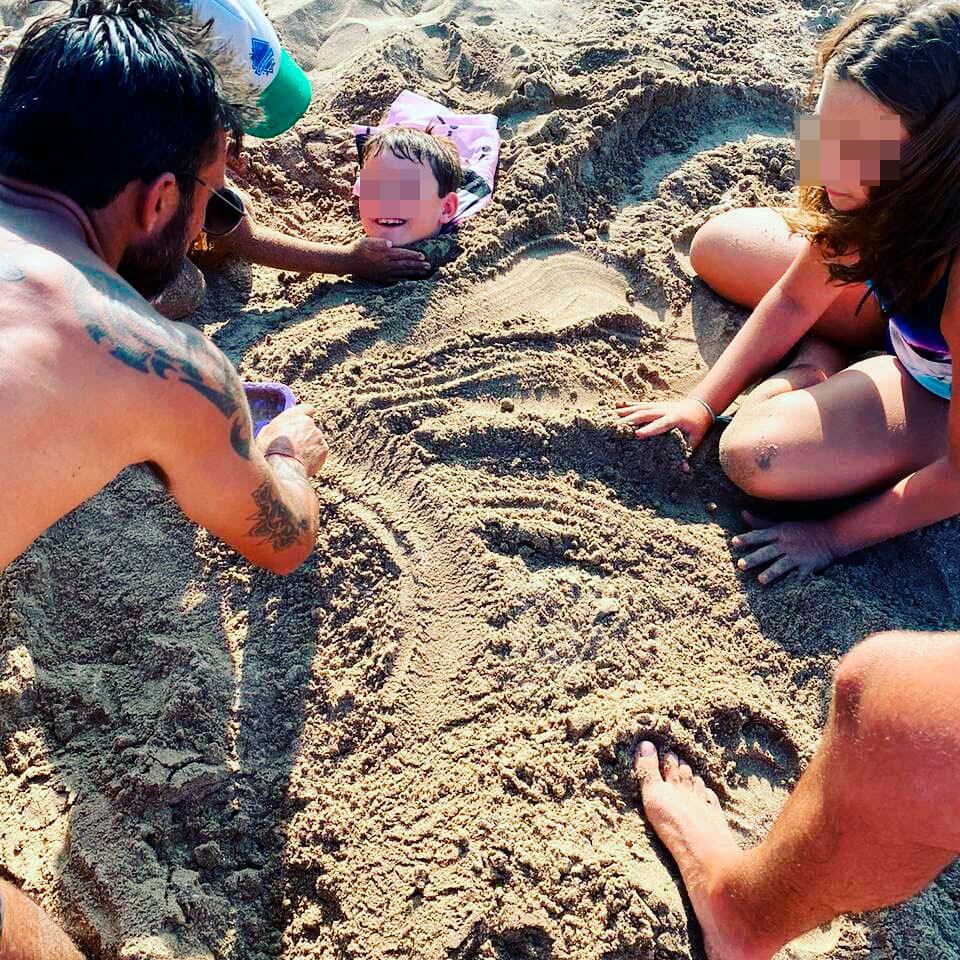 Fabián Cubero junto a sus hijas, Indiana, Allegra y Sienna, en Mar del Plata