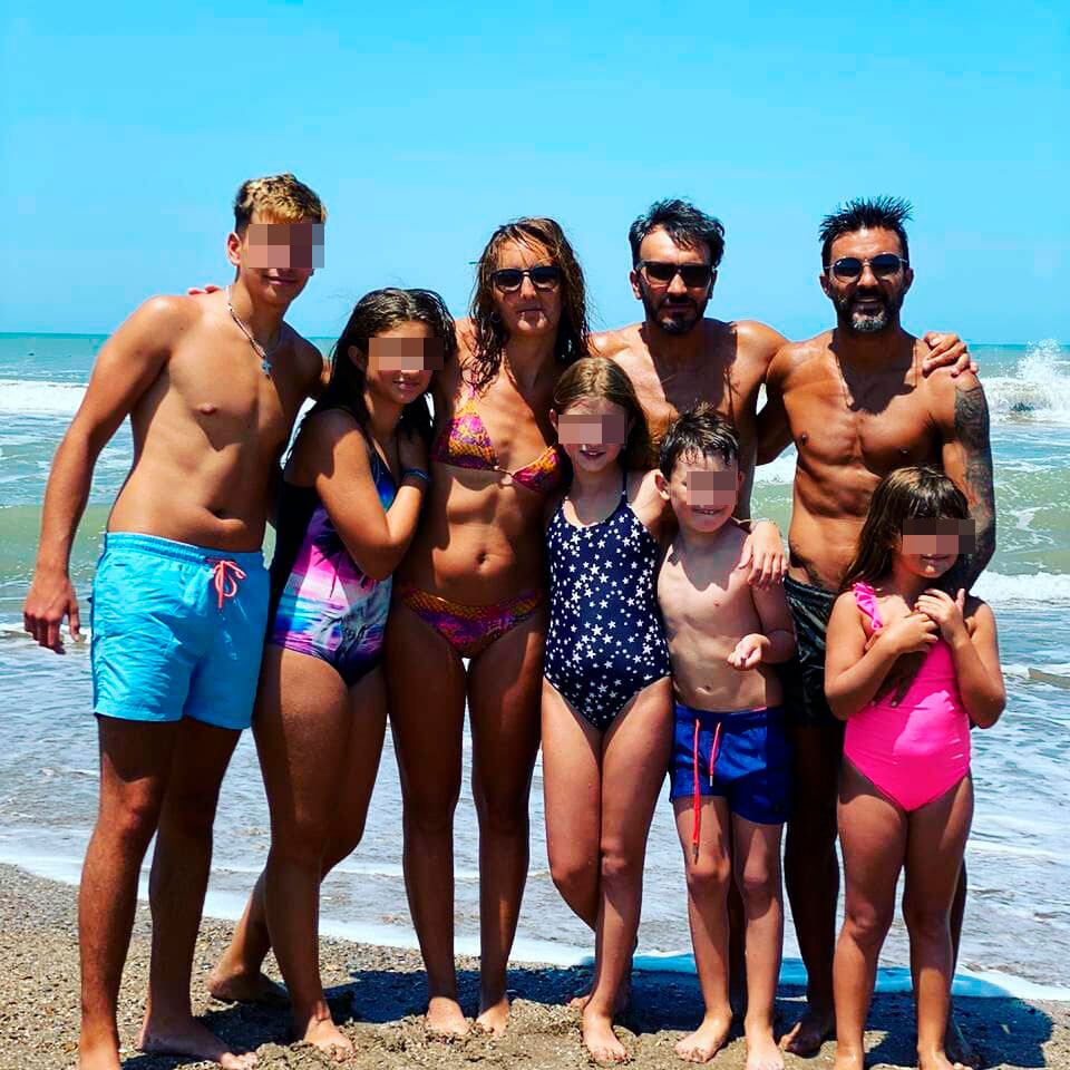 Fabián Cubero junto a sus hijas, Indiana, Allegra y Sienna, en Mar del Plata