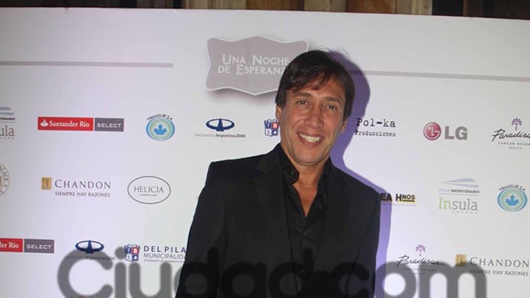 Fabián Gianola eligió un traje negro clásico para la ocasión (Fotos: Movilpress).