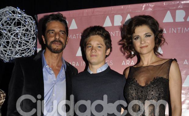 Fabián Mazzei, Tomás Suar y Araceli González posaron para las cámaras (Foto: Jennifer Rubio). 