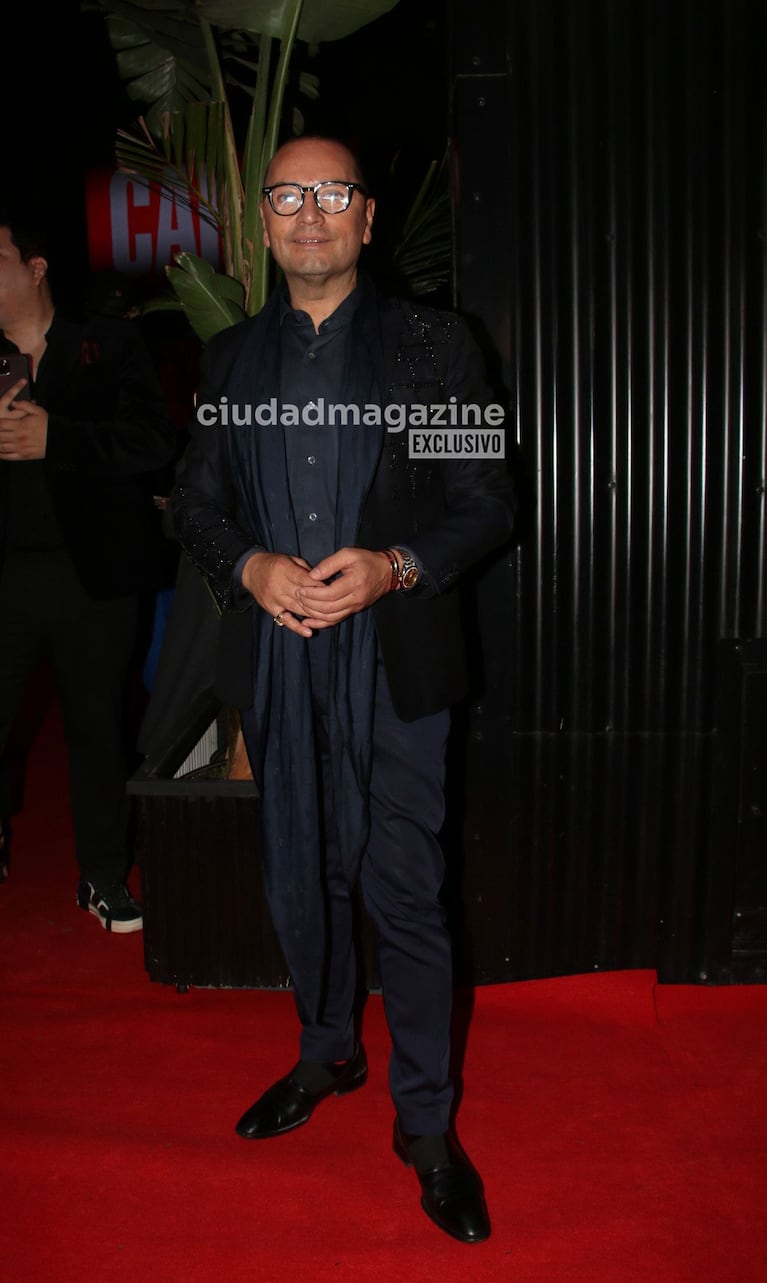 Fabián Medina Flores sorprendió con su look en la noche porteña (Foto: Movilpress).