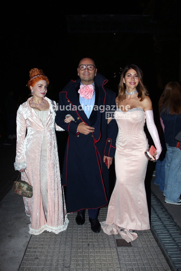Fabián Medina Flores, Verónica de la Canal y Majo Martino en la falsa boda de Nicolás Occhiato y Flor Jazmín Peña (Fotos: Movilpress).
