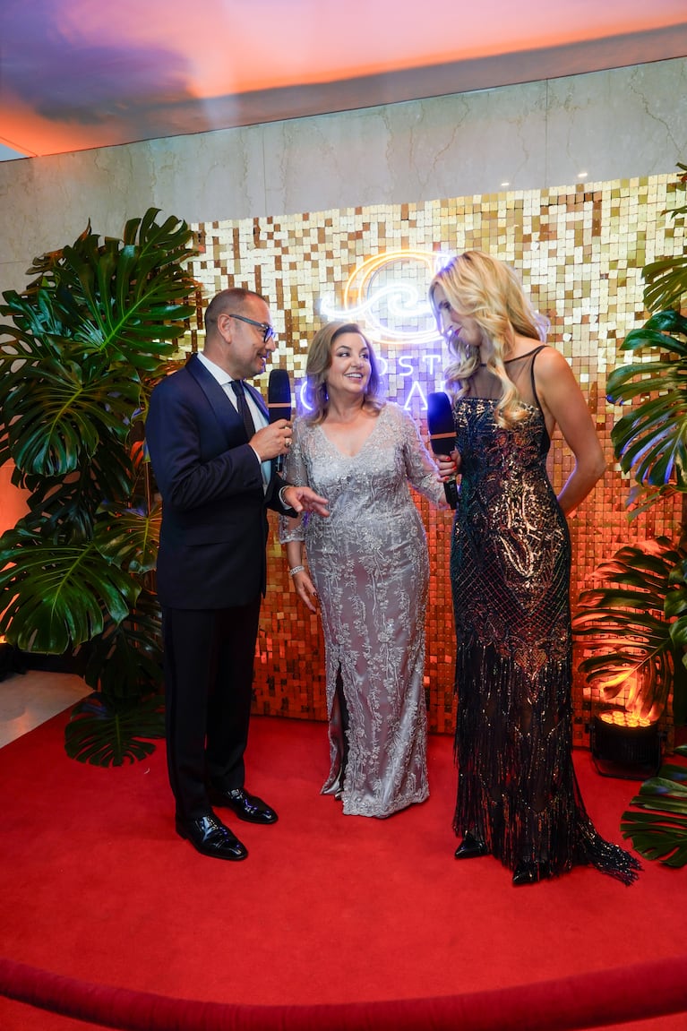 Fabián Medina Flores y Guillermina Moreno en la alfombra roja con Claudia Álvarez Argüelles