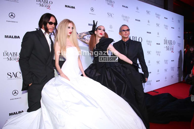 Fabián Paz y Gustavo Pucheta con sus musas (Foto: Movilpress)