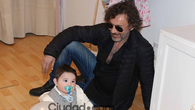 Fabián Vena jugando con Valentino en Pancha. (Fotos: Movilpress-Ciudad.com)
