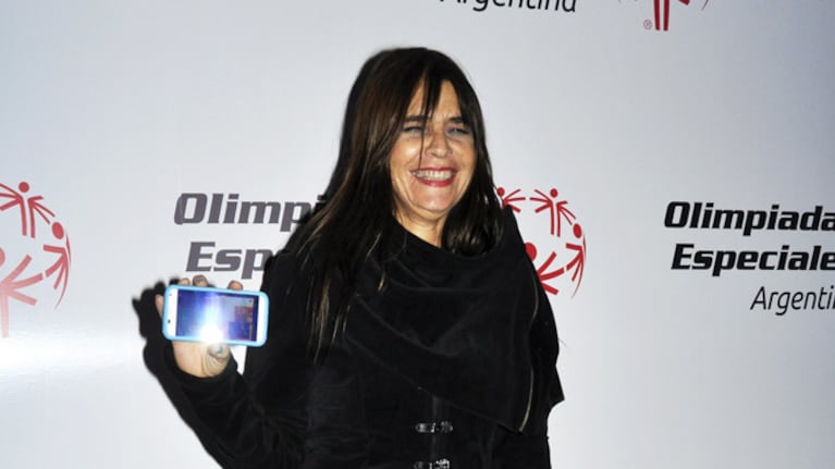 Fabiana Cantilo, bien abrigada y toda de negro. (Foto: Jennifer Rubio-Ciudad.com)