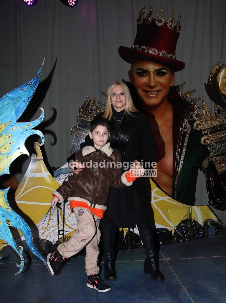 Fabiana Liuzzi con su hijo en el estreno de Circo de Anima de Flavio Mendoza (Foto: Movilpress).