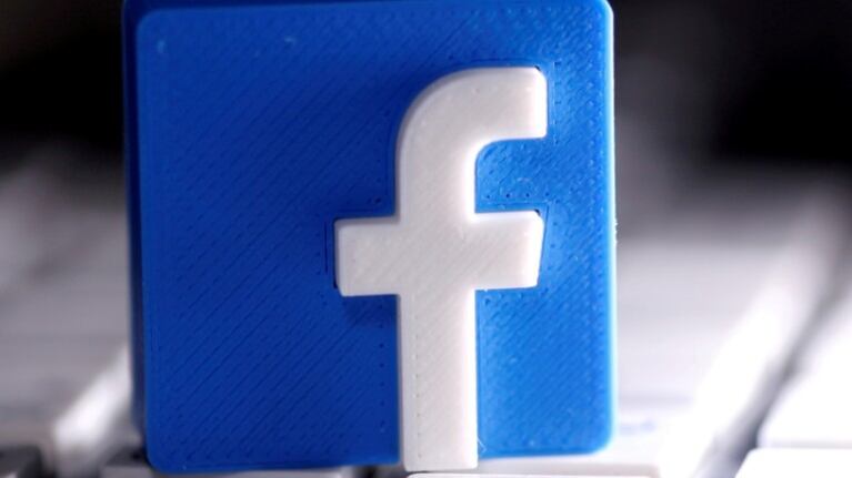 Facebook avisa a los usuarios cuando sus publicaciones son moderadas por mecanismos automáticos. Foto: Reuter.