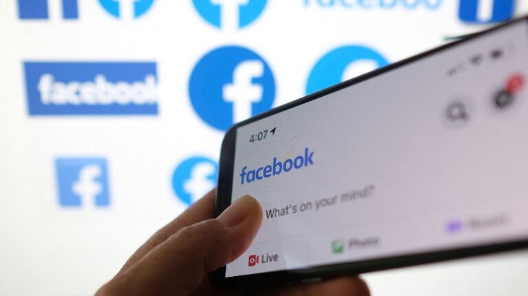 Facebook debate a nivel interno si incluir reconocimiento facial en sus próximas gafas inteligentes. Foto:AFP.